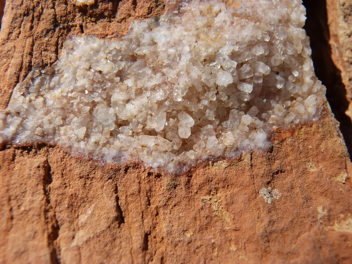 The Geology of Quartz Veins: How They Form in Cracked Rock